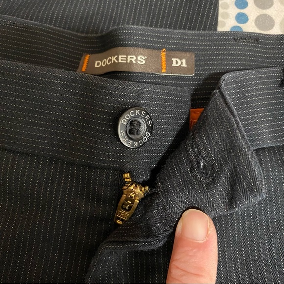 Docker’s Men’s Pinstriped D1 Slim-Fit Flat-Front Pants 34/34 - Picture 3 of 6